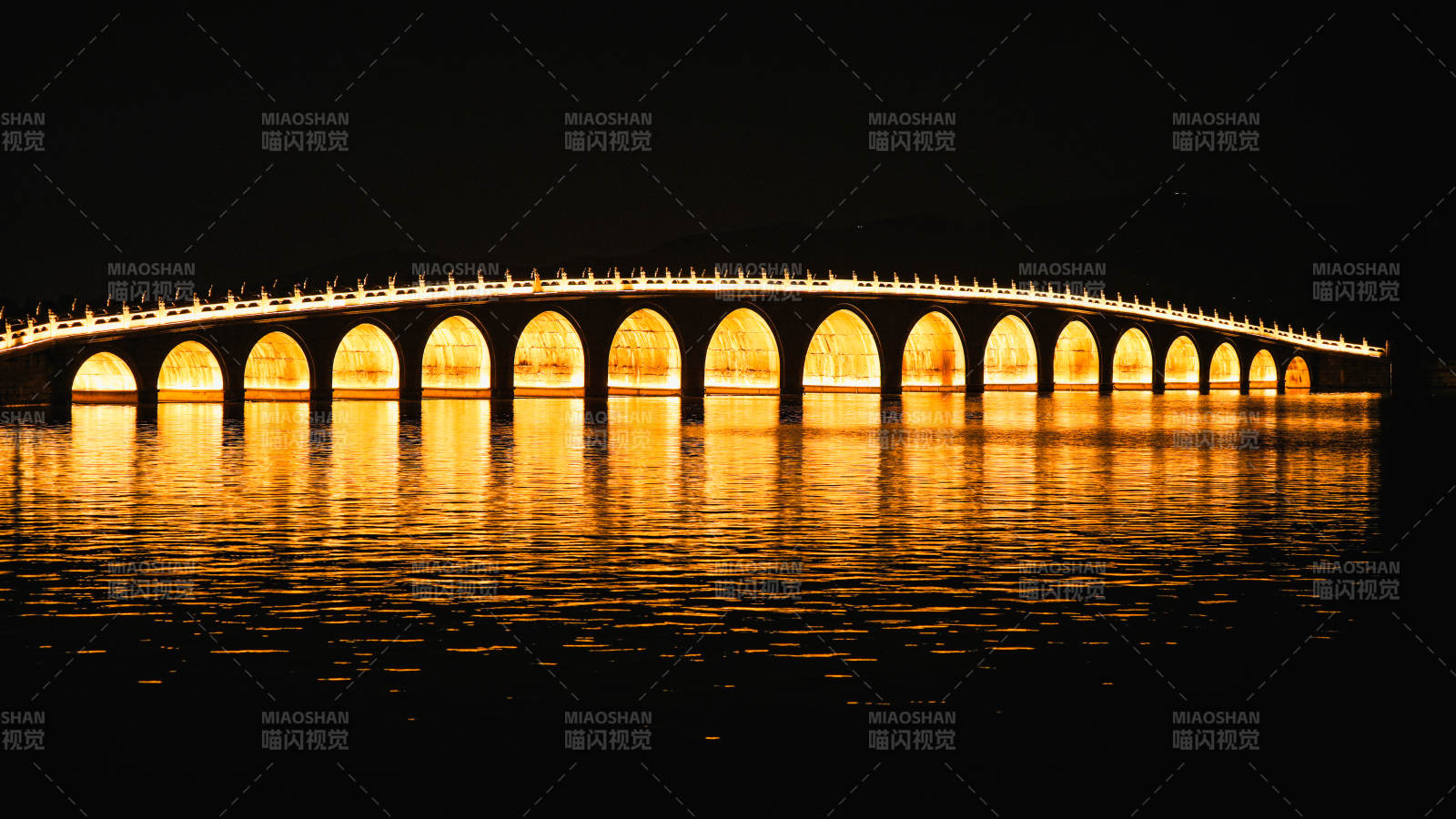 夜色中的颐和园十七孔桥图片