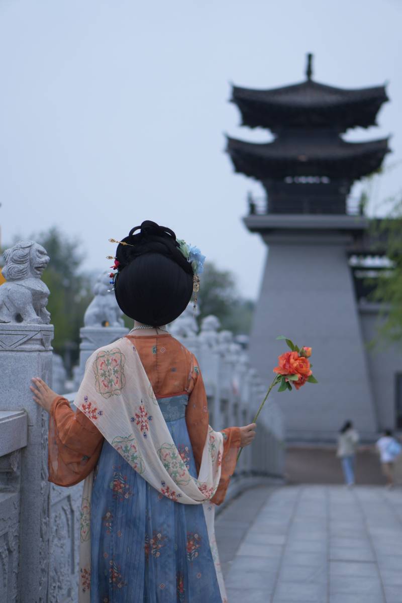 古风女子赏花 塔楼映衬图片