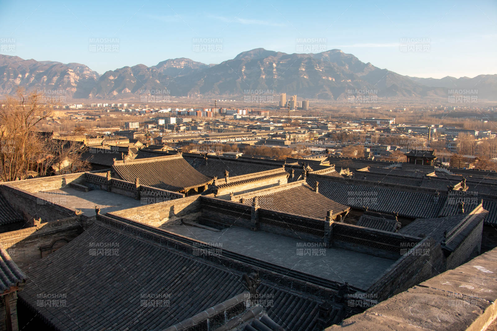 王家大院古建筑群与远山相映图片