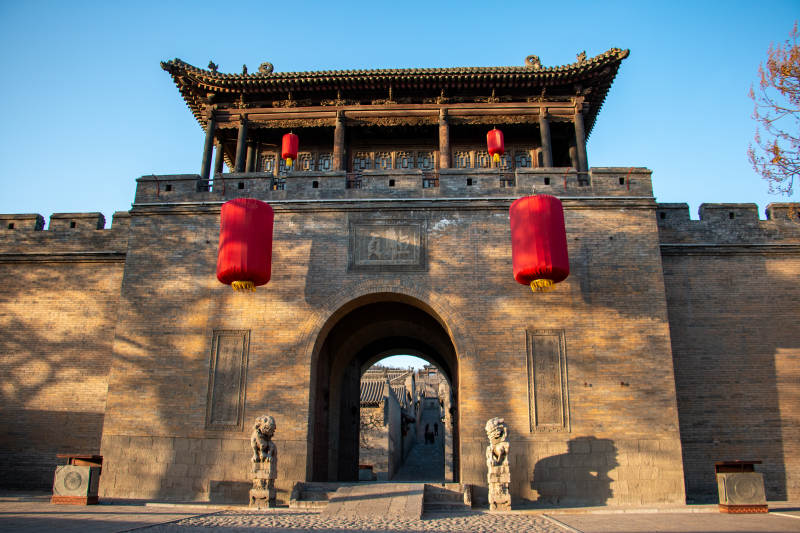 王家大院门楼红灯笼高挂图片