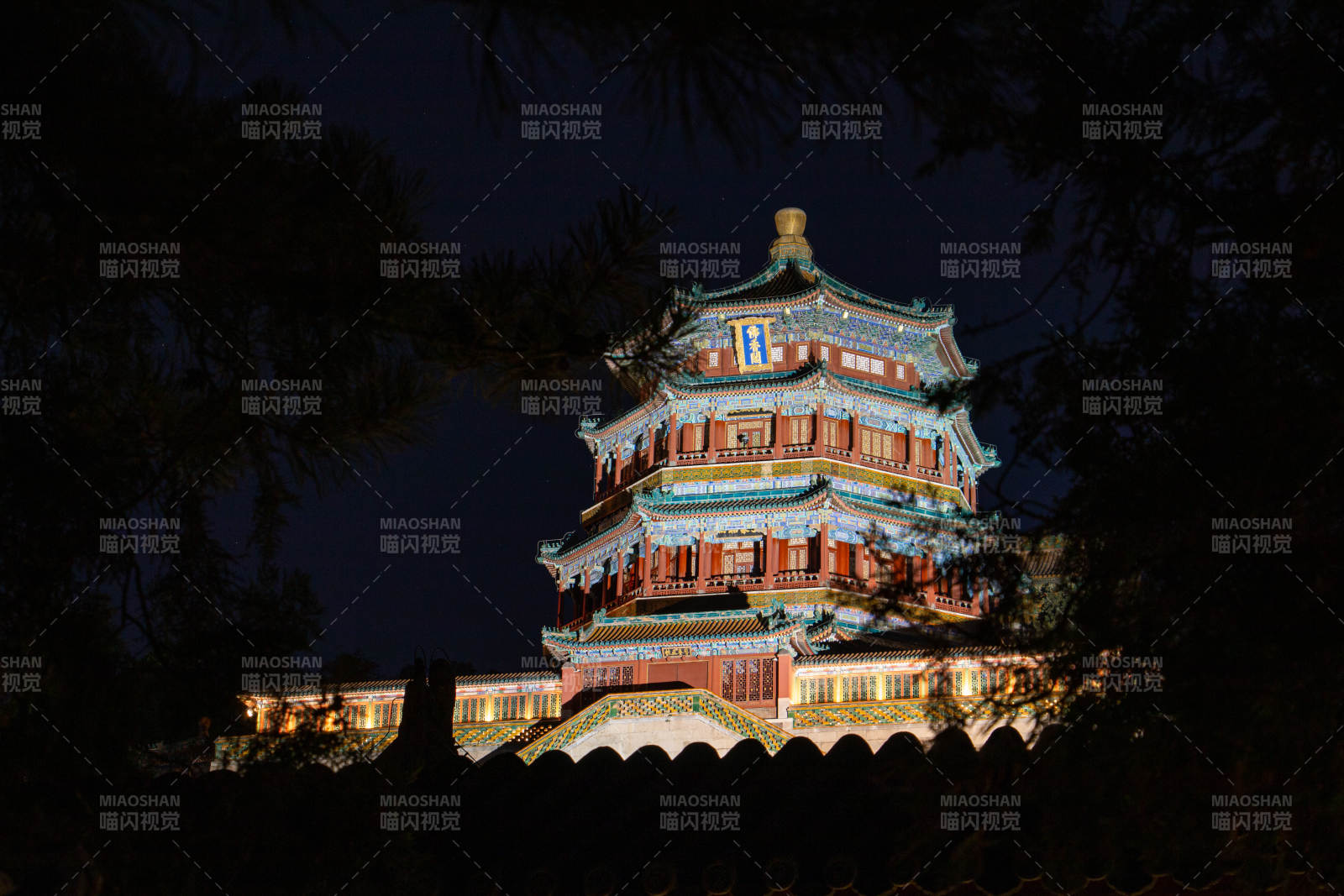 夜景中的颐和园佛香阁图片