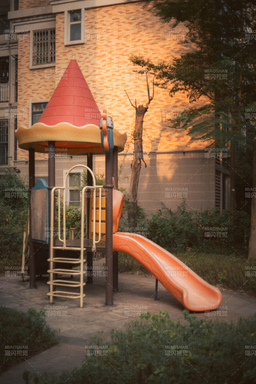 儿童乐园滑梯小屋图片