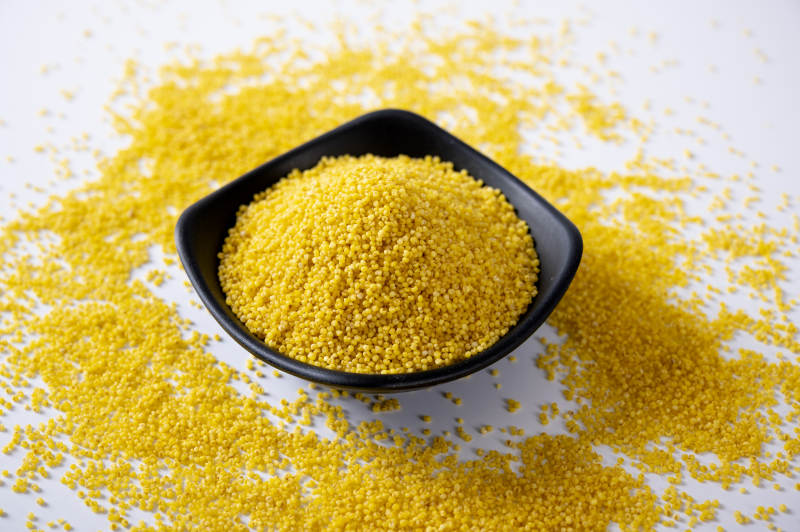 小米粒与碗的特写图片