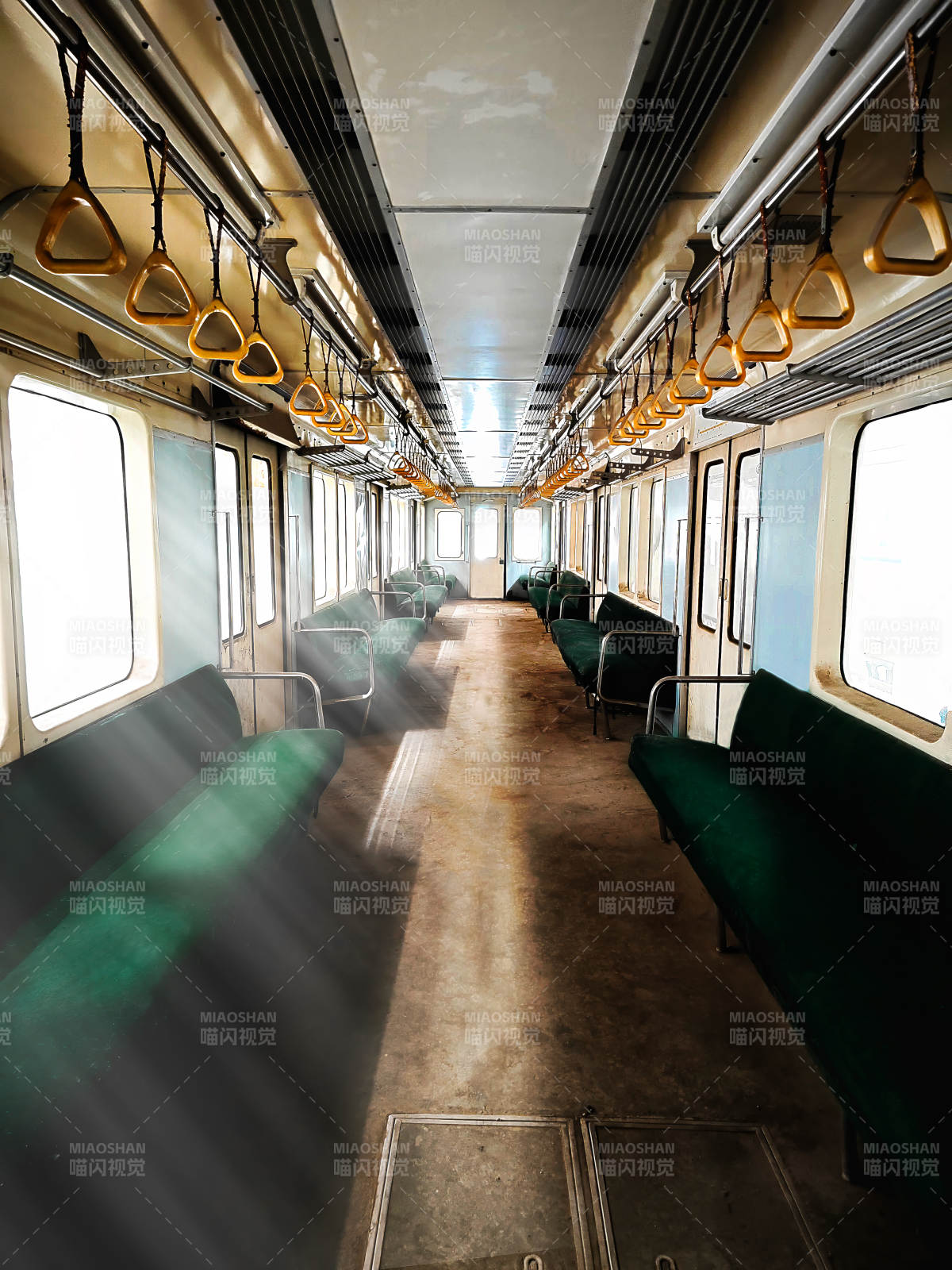 80年代日式的空荡地铁车厢光影交错图片