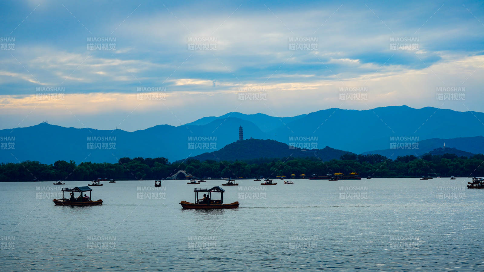 颐和园昆明湖游船 远山塔影图片