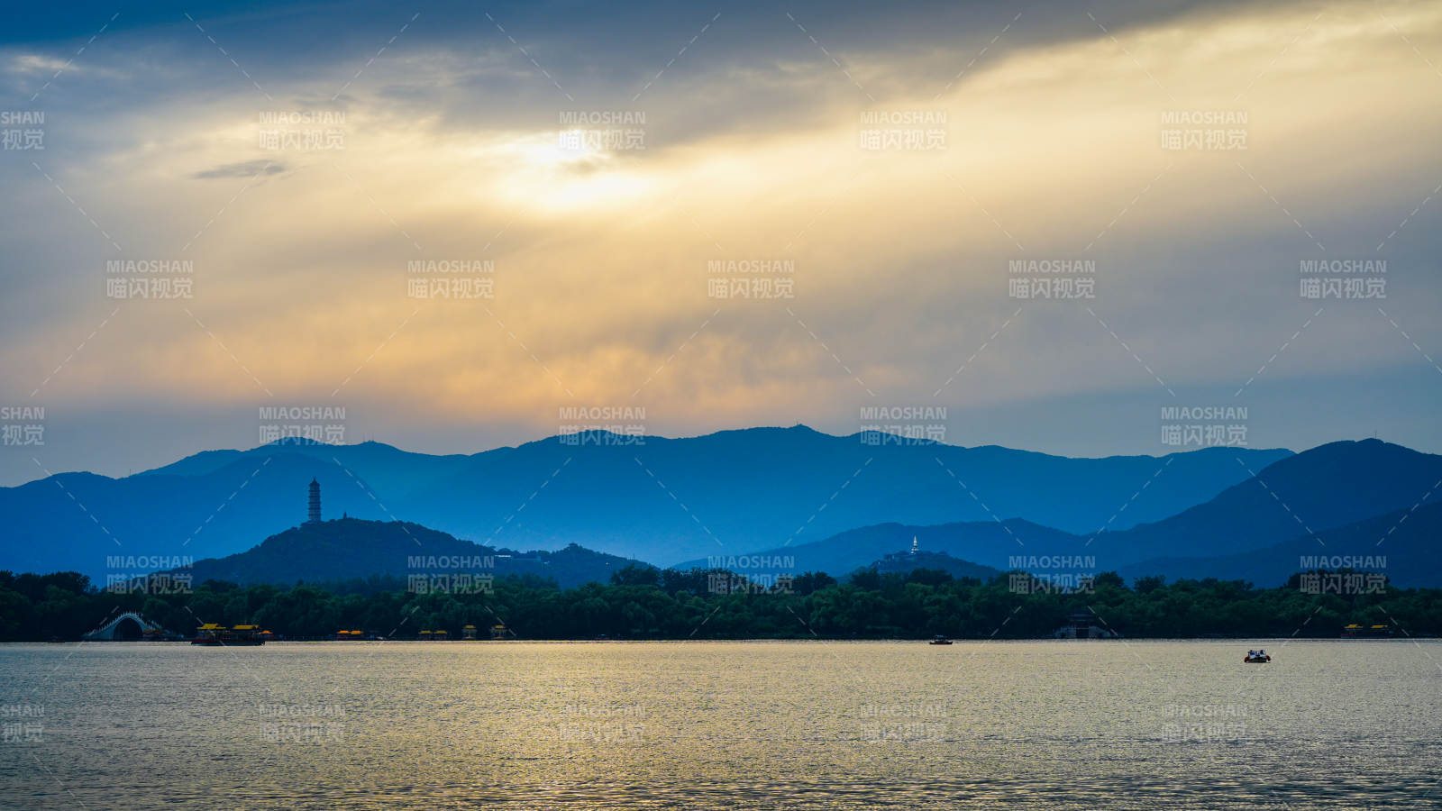 颐和园昆明湖日落 山影朦胧图片