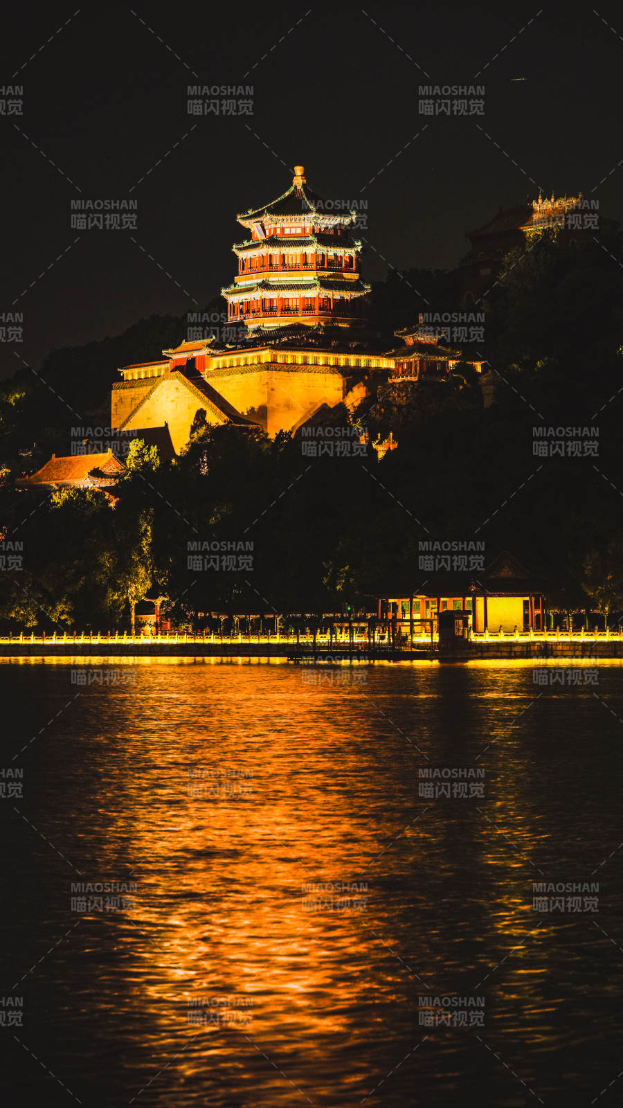 颐和园夜色中的古塔倒影湖面图片