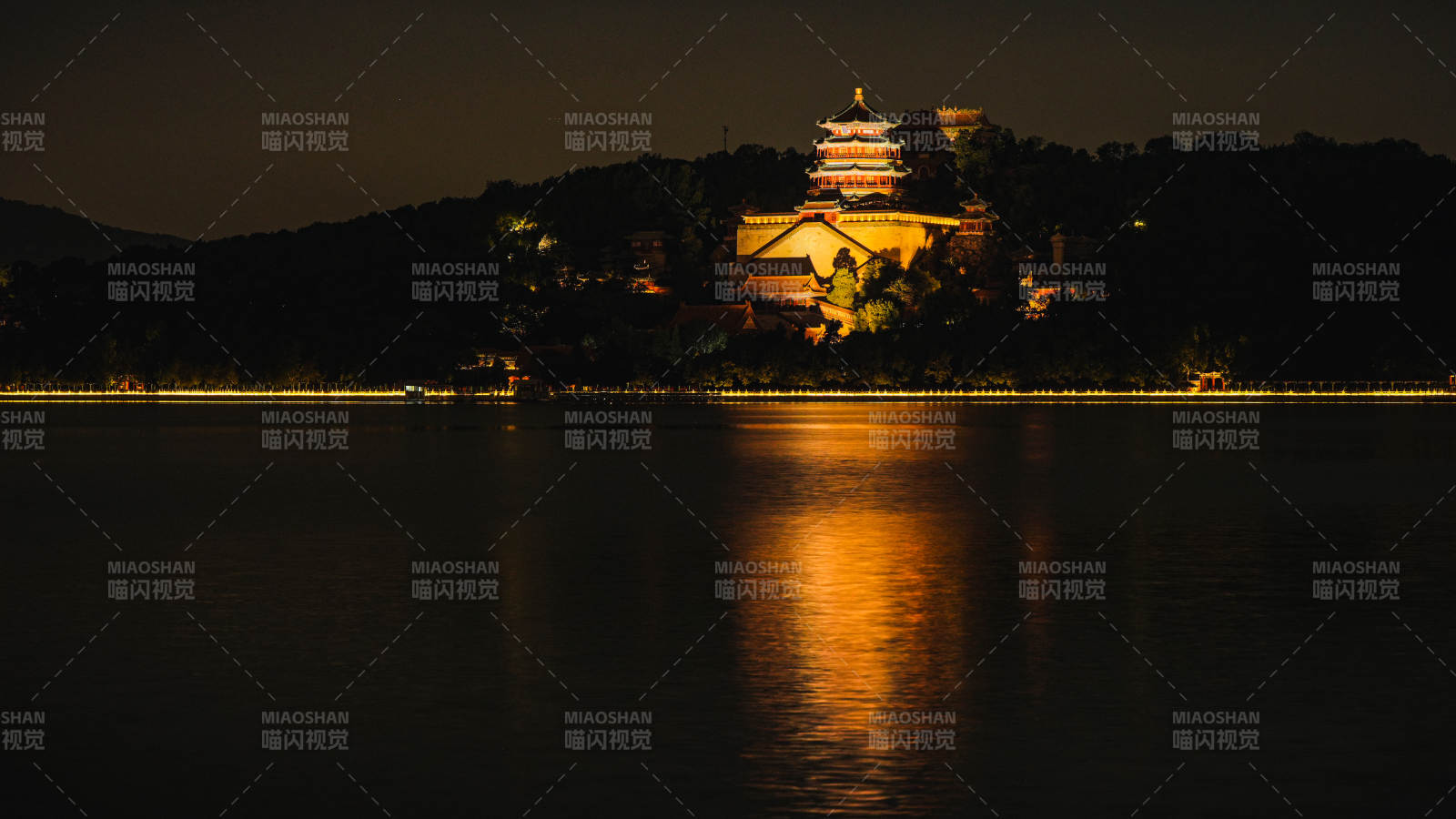 颐和园夜色中的湖畔古建筑图片