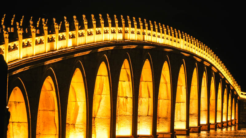 夜色中的十七孔桥灯光璀璨图片