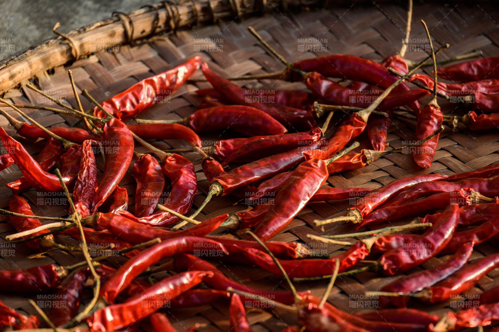 干辣椒铺满竹篮特写图片