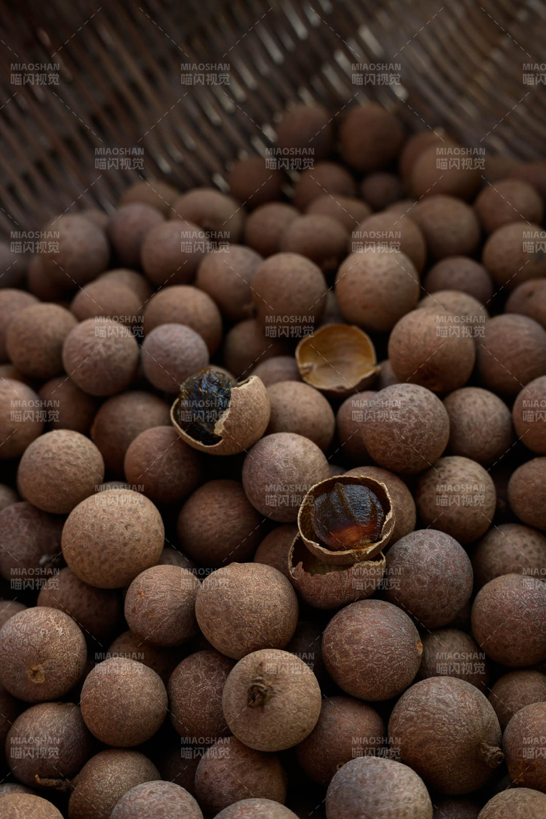 干果特写 龙眼与壳图片