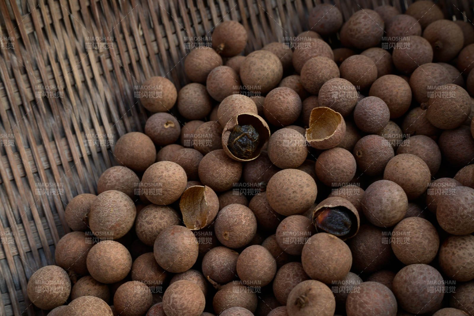 果篮中的龙眼干图片