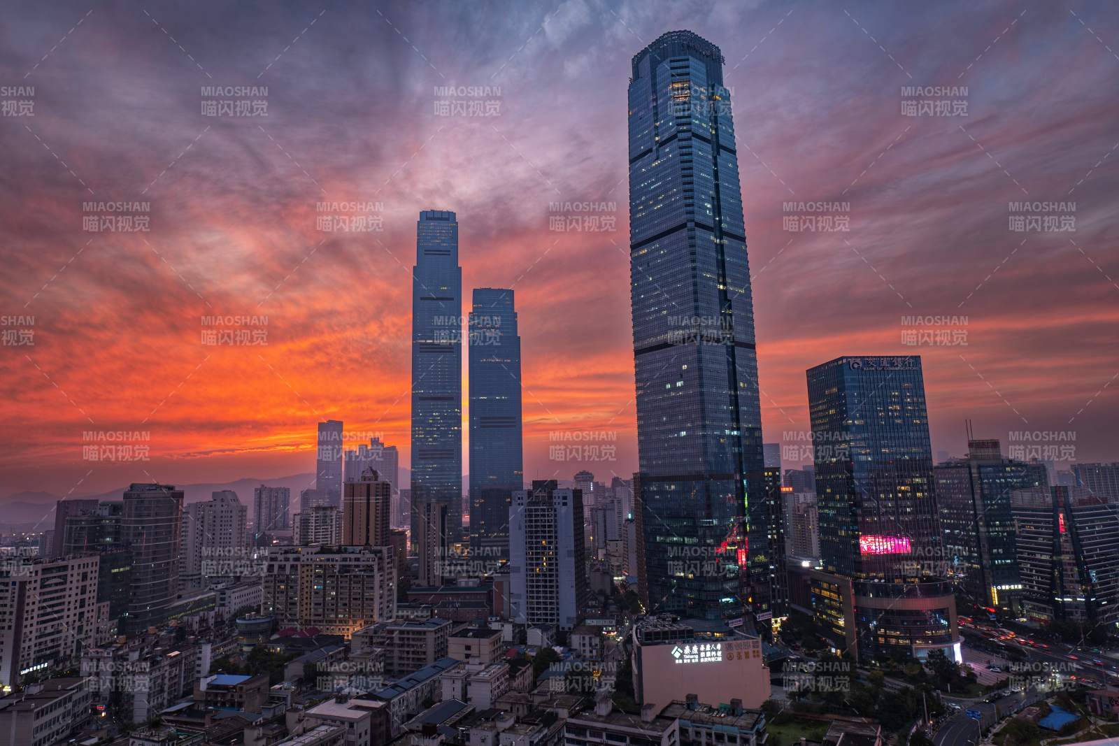 长沙的三件套在夕阳下图片