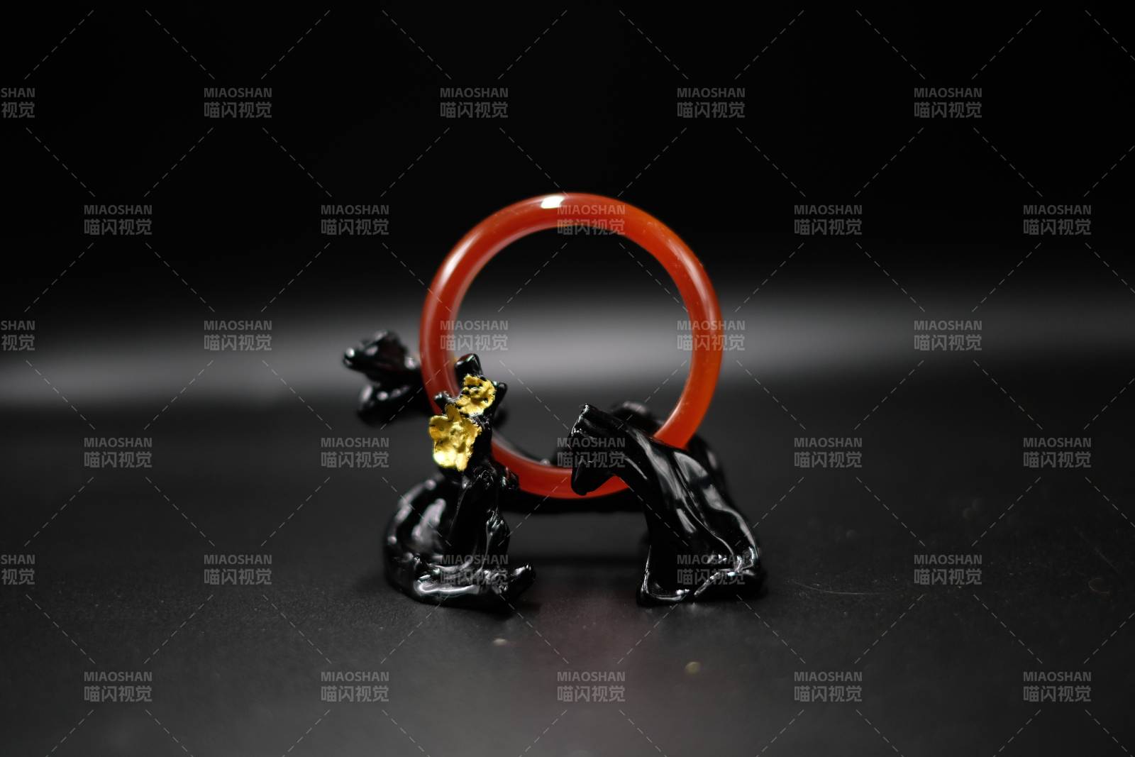 红玉手镯与黑金龙支架图片