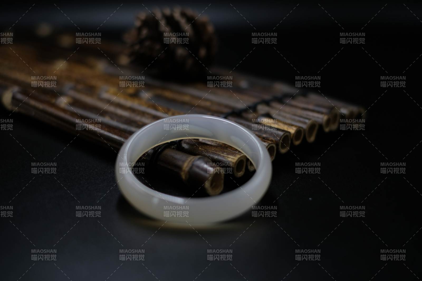 玉镯与竹简的静谧之美图片