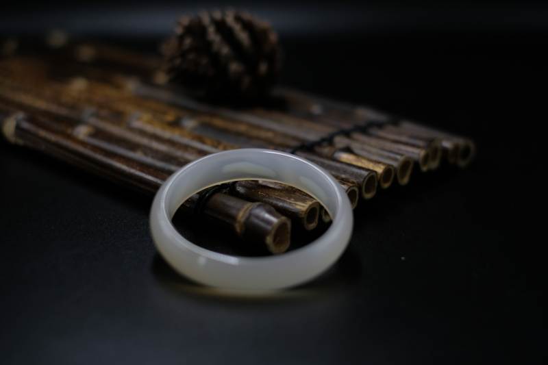 玉镯与竹简的静谧之美图片