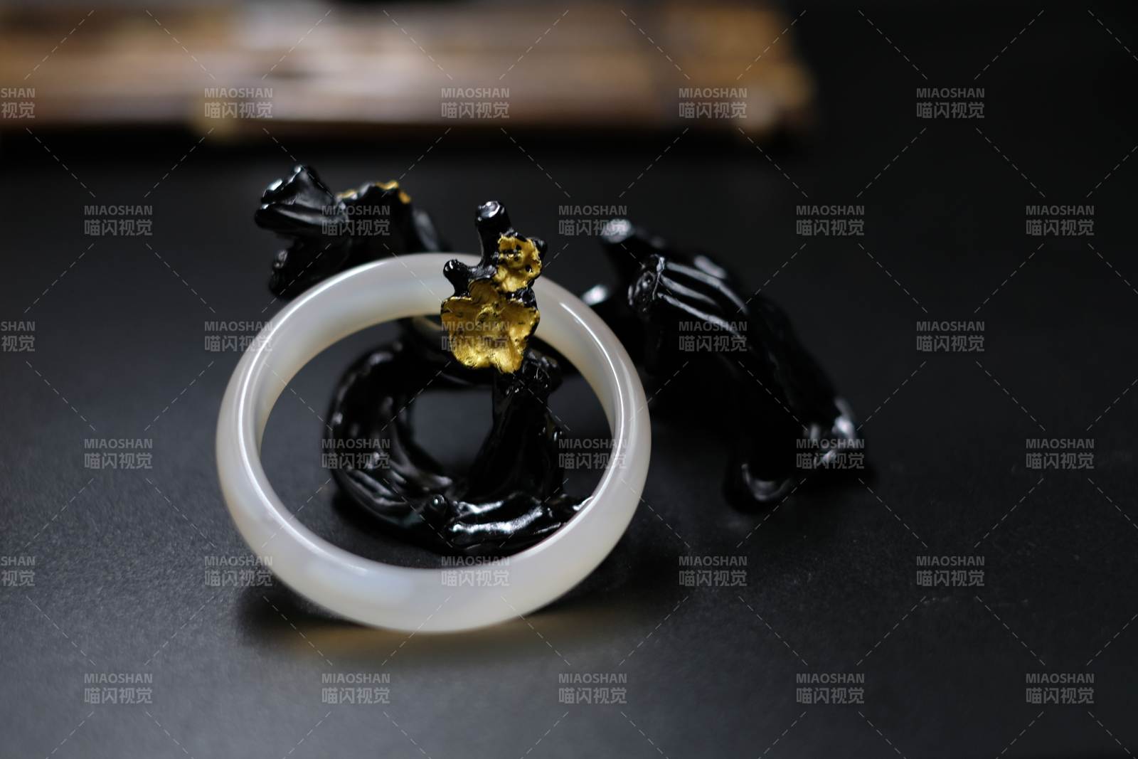 玉镯与黑金装饰品特写图片