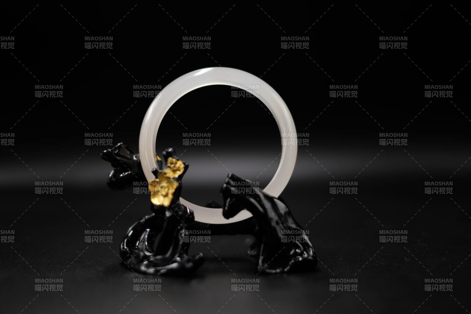 玉镯与黑金雕塑的静谧之美图片