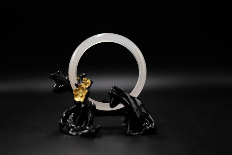 玉镯与黑金雕塑的静谧之美图片