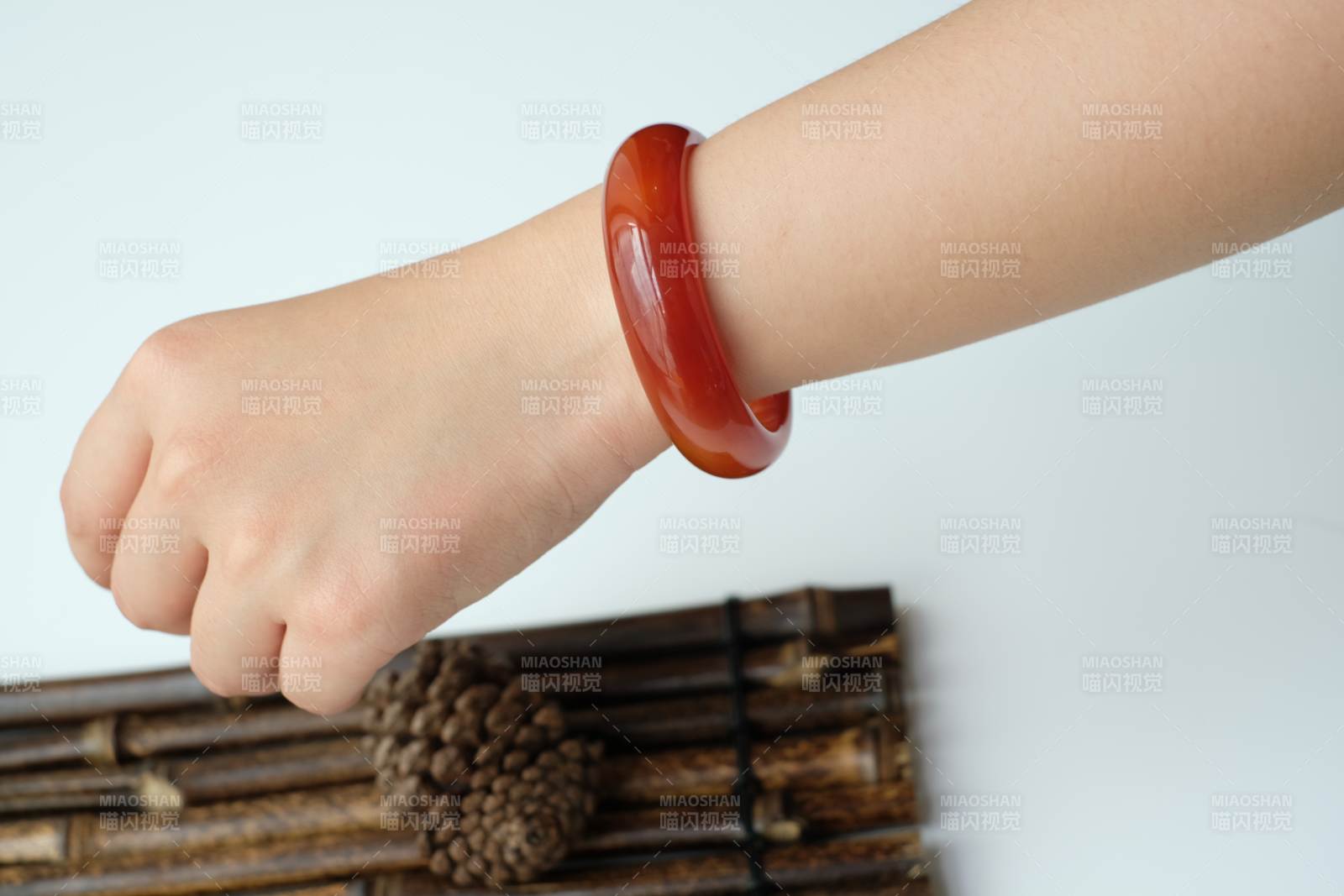 红玛瑙手镯佩戴展示图图片