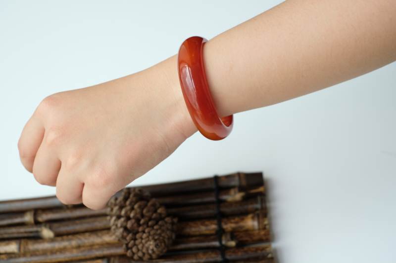 红玛瑙手镯佩戴展示图图片