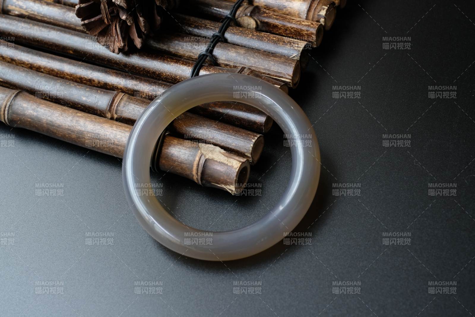 古风玉环与竹简静物图图片