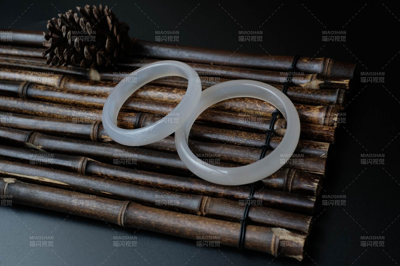 玉镯与竹筒的静谧之美图片