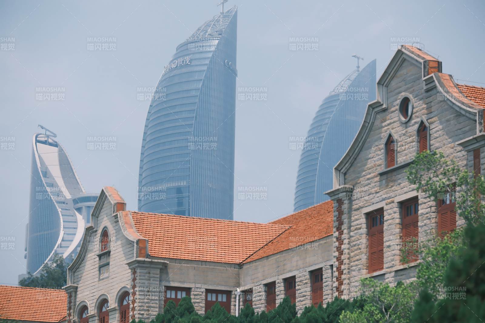 双子塔与厦门大学老建筑与现代高楼对比图片