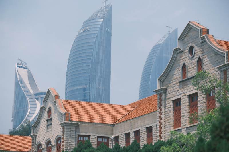 双子塔与厦门大学老建筑与现代高楼对比图片