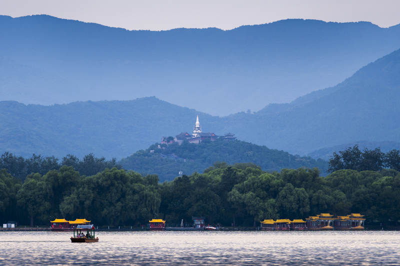 颐和园湖光山色映白塔图片