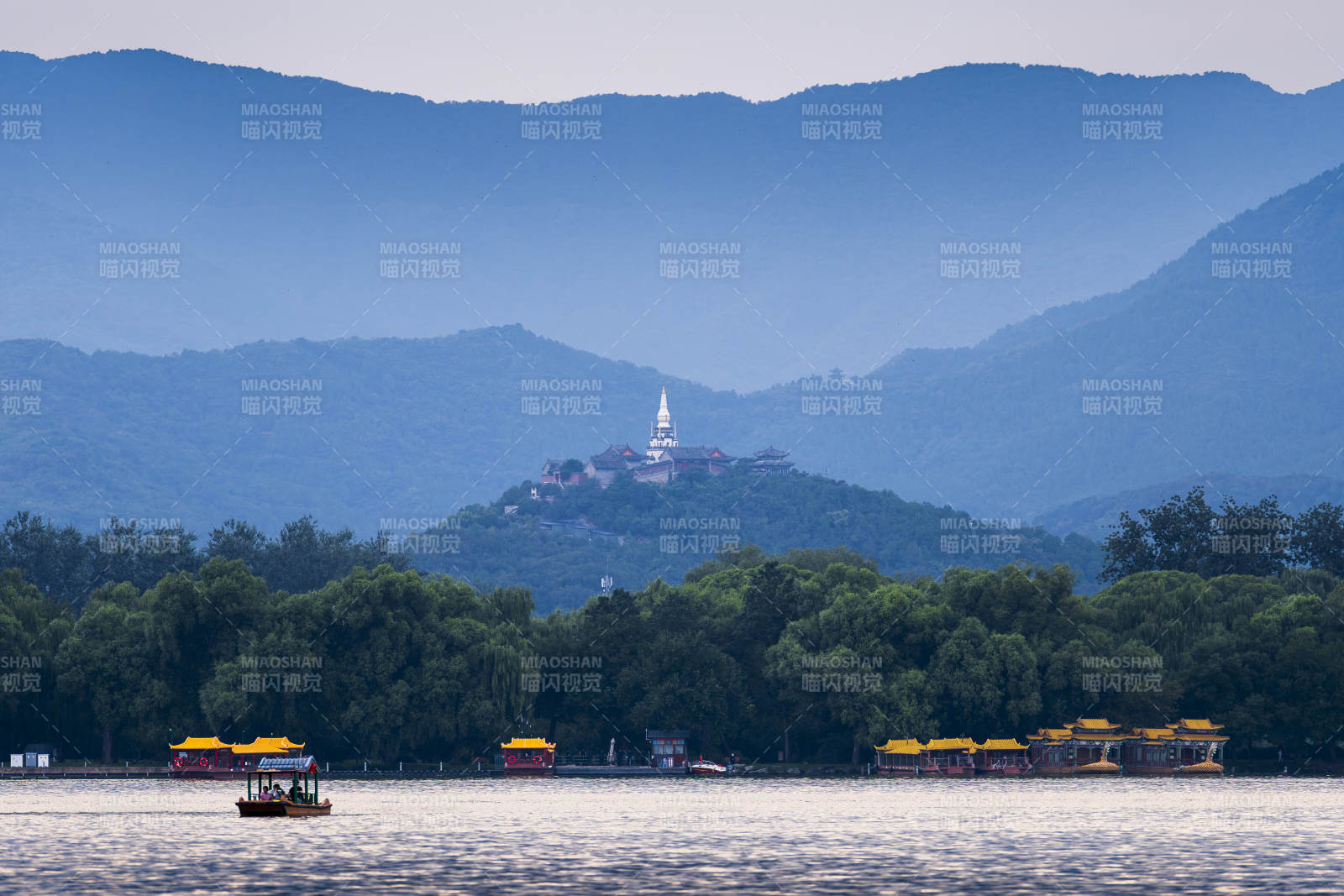 颐和园湖光山色映白塔图片
