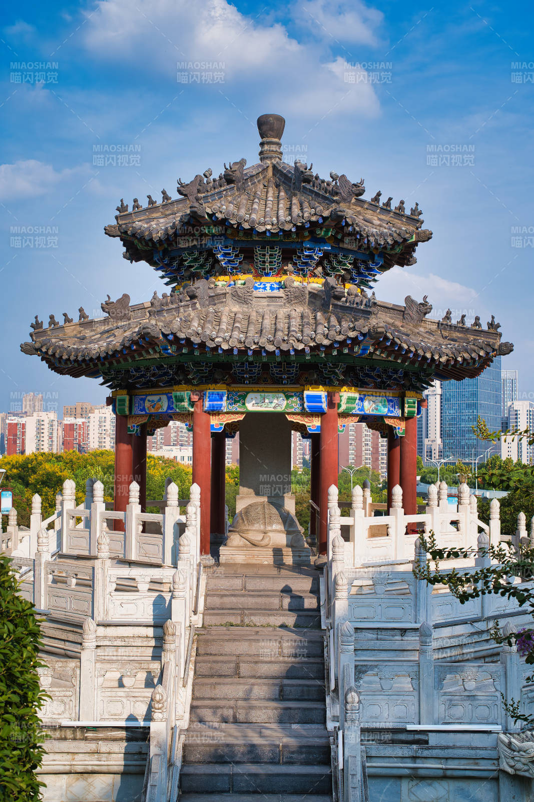 楚望台公园古塔楼阁映蓝天图片