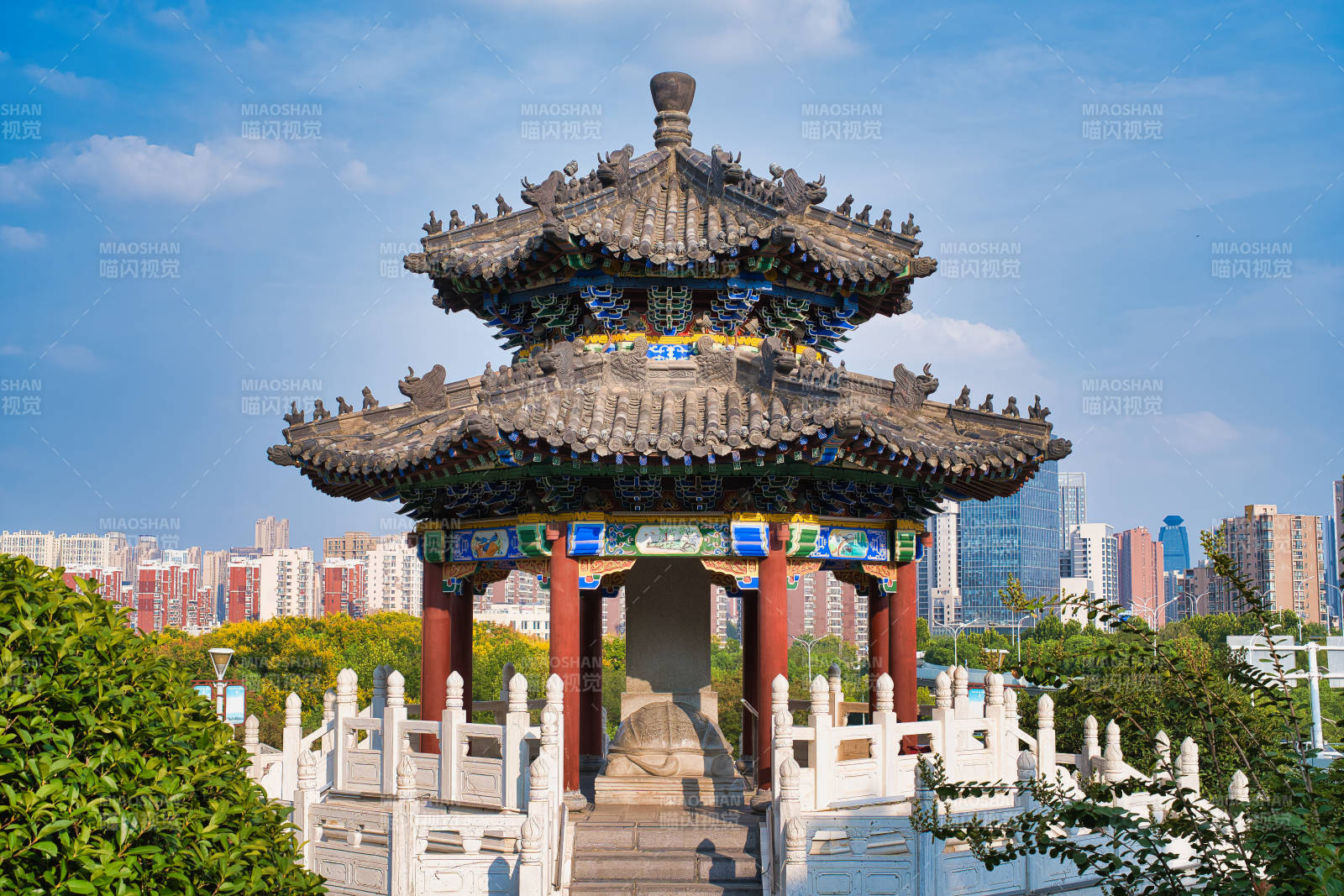 楚望台公园古亭映蓝天 城市风光美图片