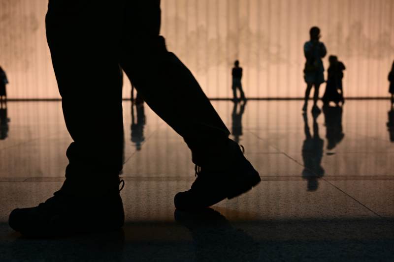 光影中的脚步与剪影图片