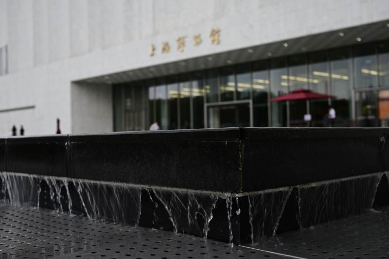 现代建筑前的水景喷泉图片