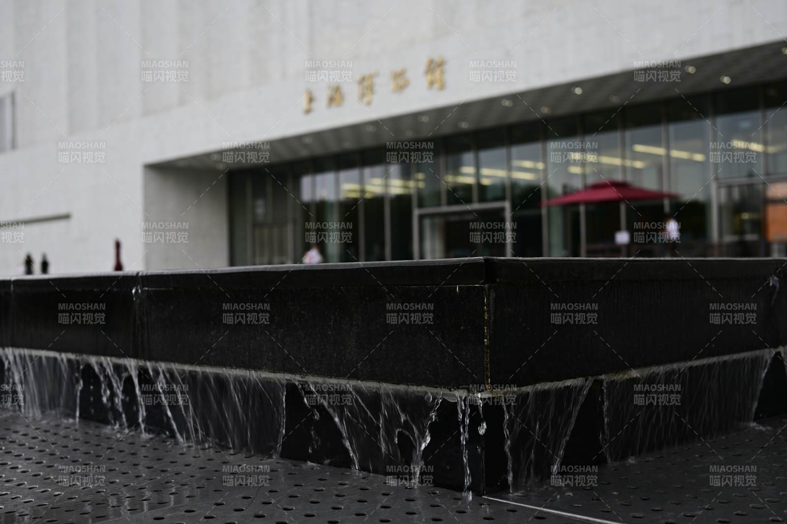 现代建筑前的水景喷泉图片