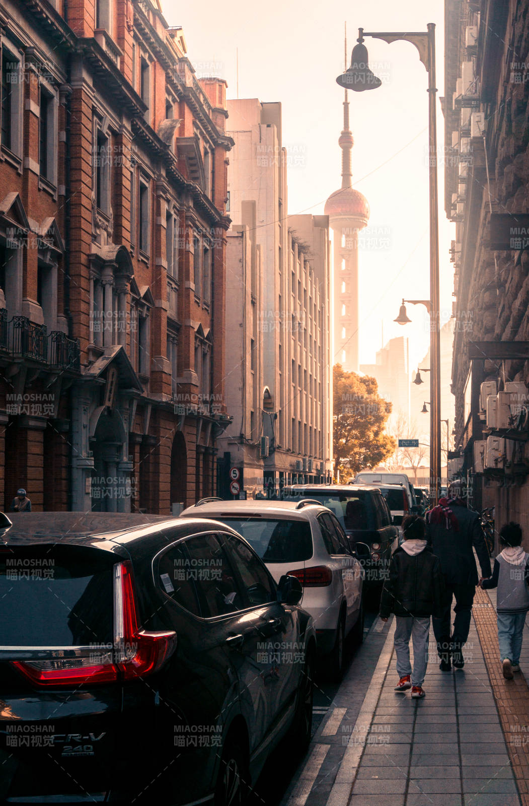 上海街景与东方明珠塔图片