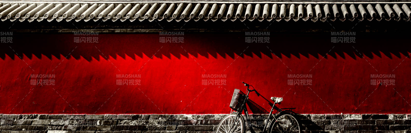 红墙下的自行车影子图片