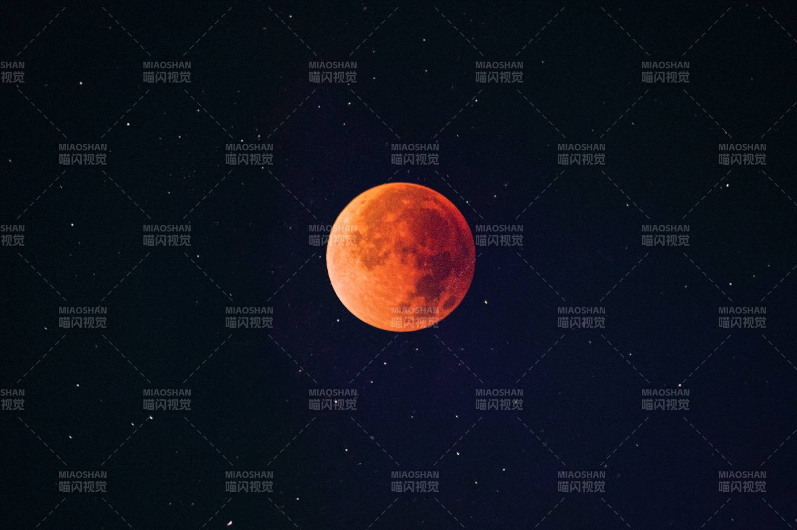 血月夜空 神秘而壮丽图片