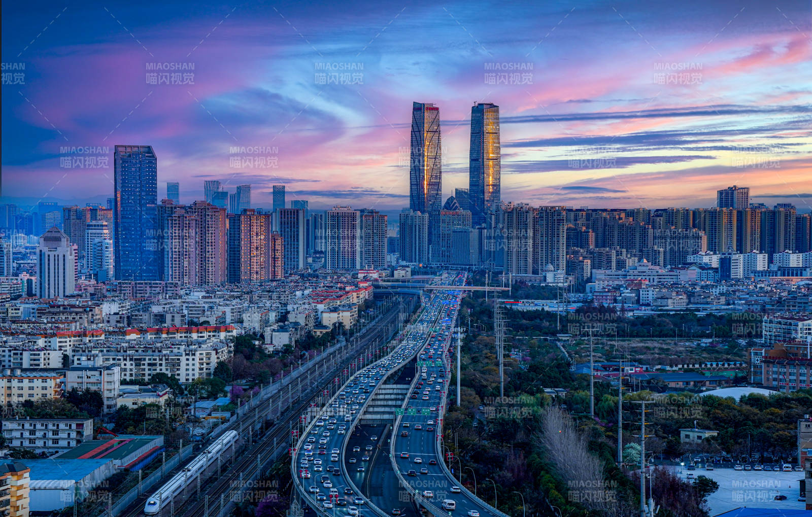 泰州城市黄昏 车流如织图片