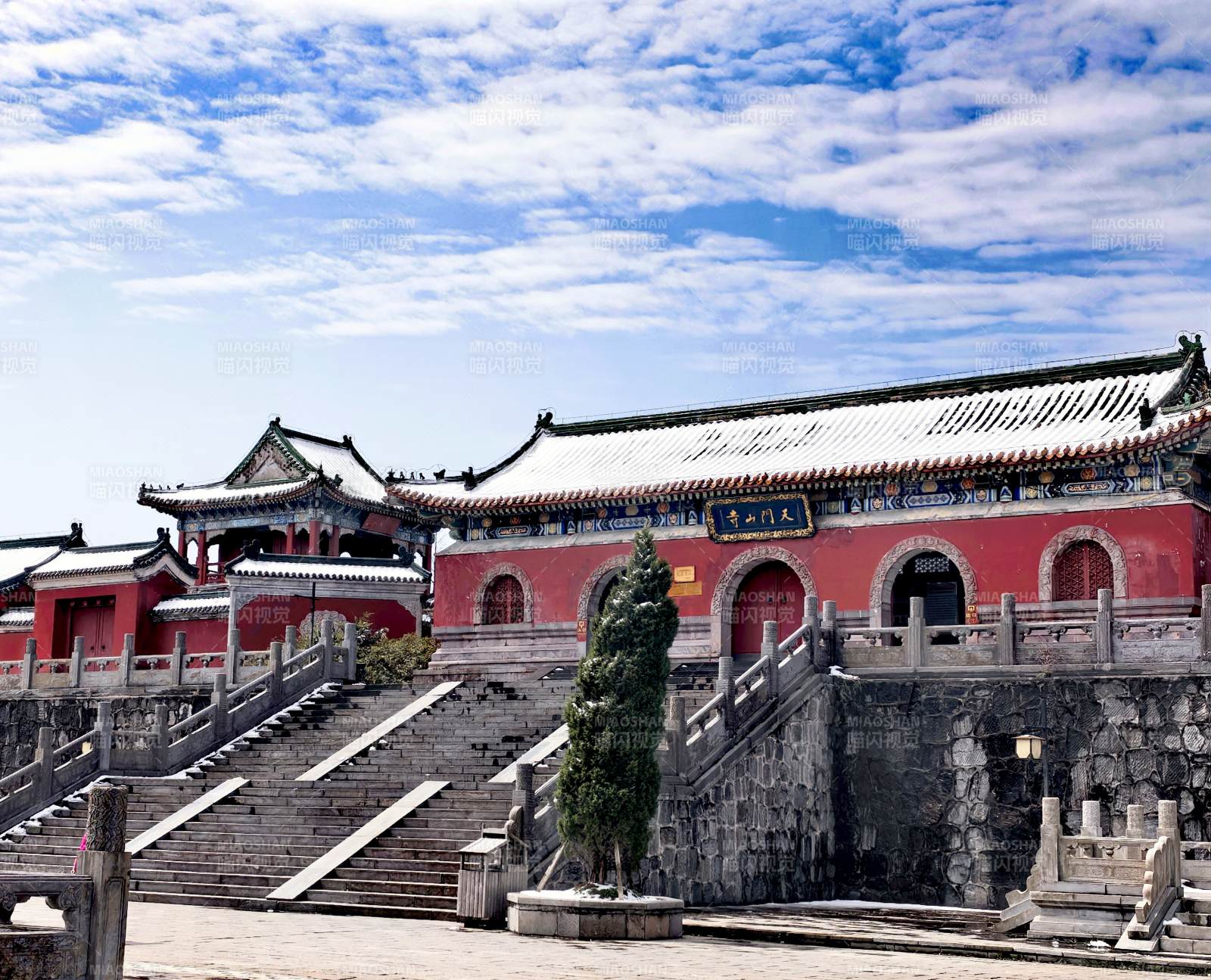 古建筑群的宏伟景象 天门山寺图片