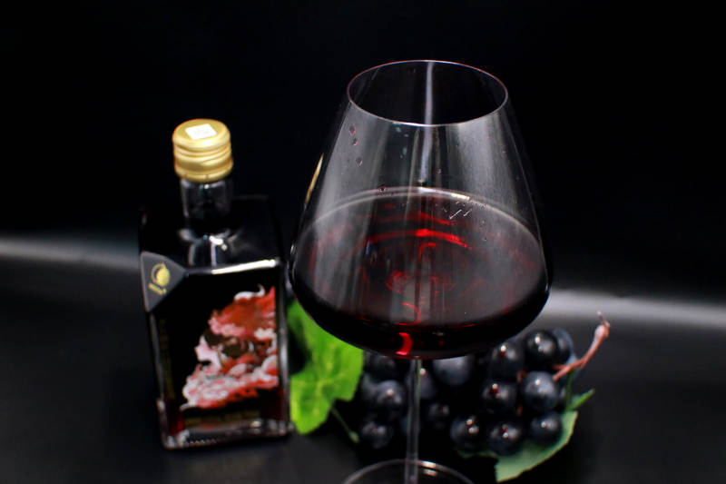 红酒与葡萄的静谧时光图片