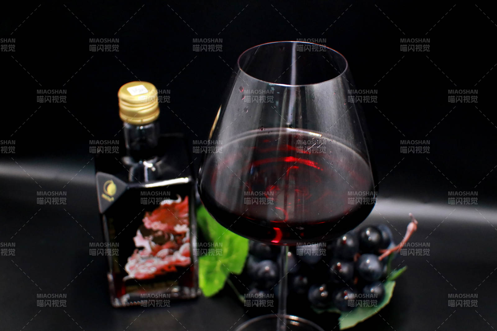 红酒与葡萄的静谧时光图片