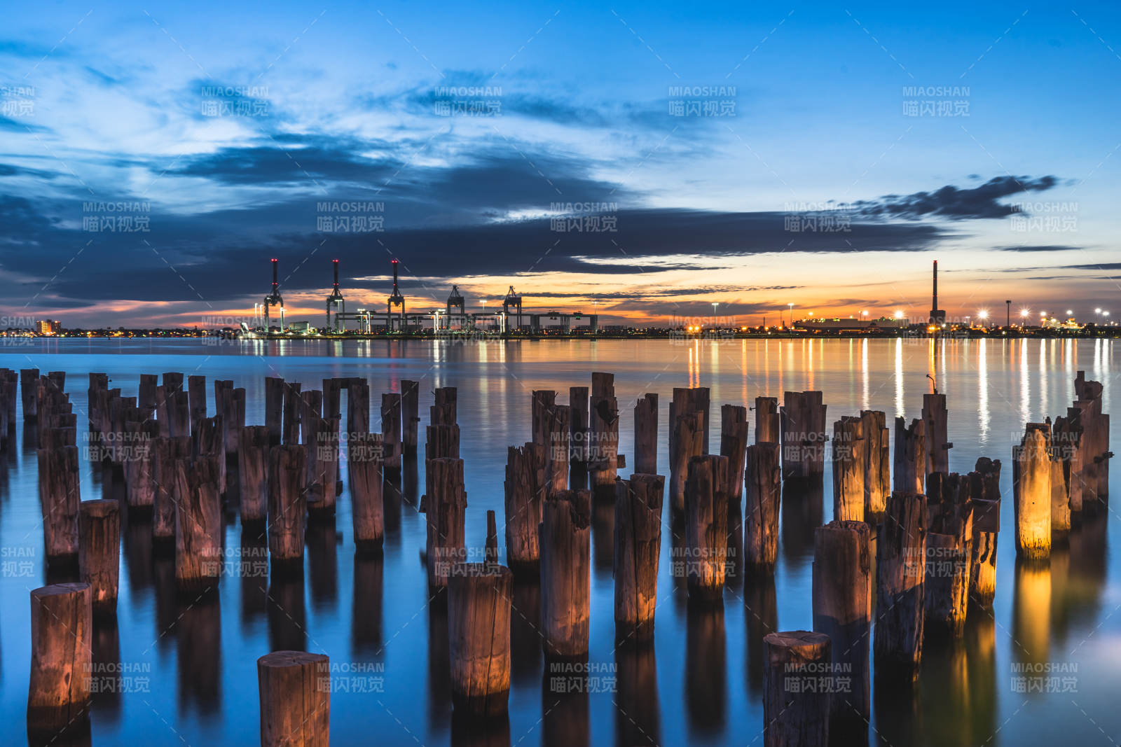 黄昏墨尔本王子海港木桩的宁静时光图片