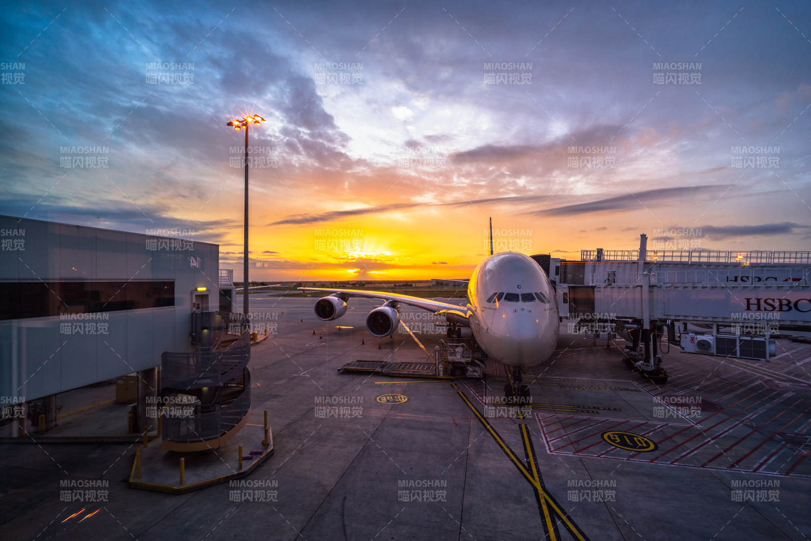 机场日落 飞机停靠图片