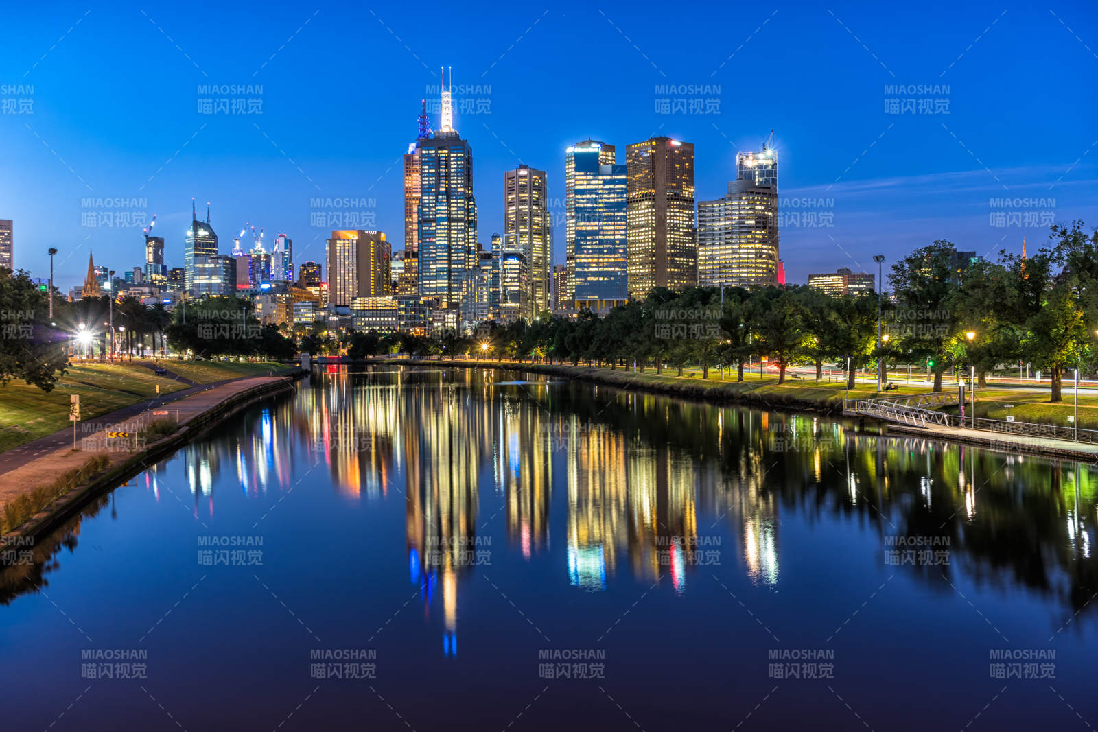 夜幕下的墨尔本城市倒影图片