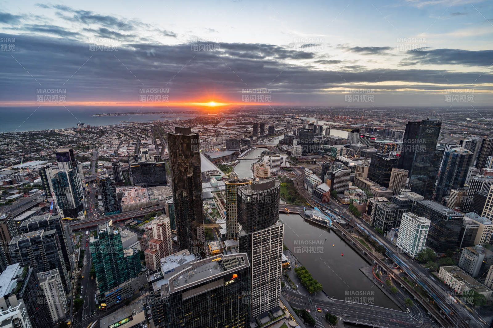 墨尔本尤里卡大厦城市日落风光图片