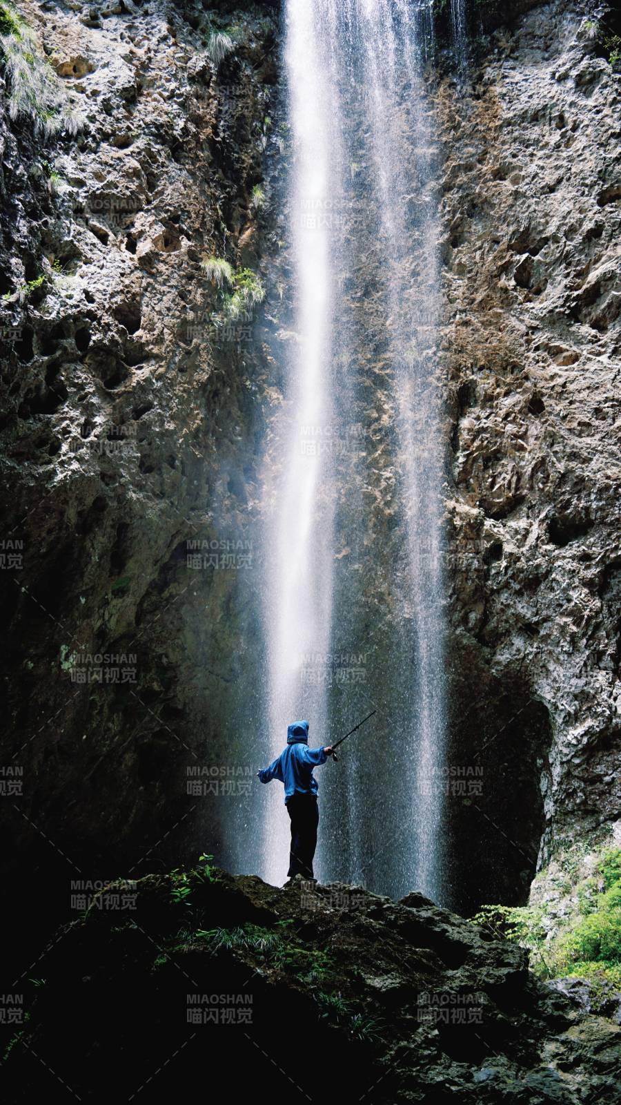 永泰百漈沟——瀑布下的探险者图片