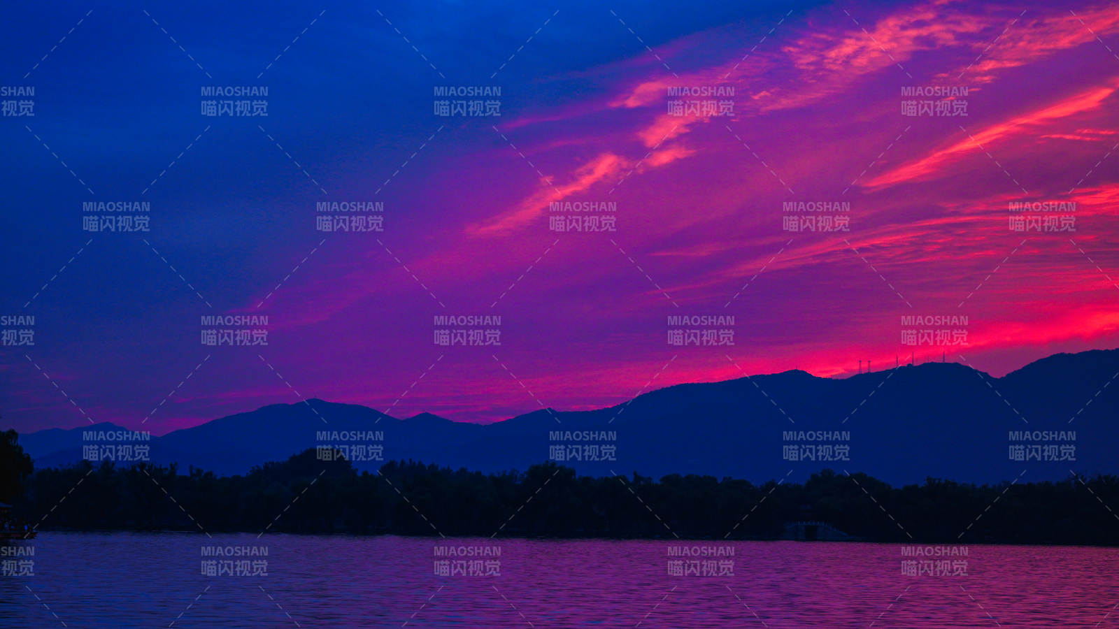 湖畔夕阳 山影斑斓图片