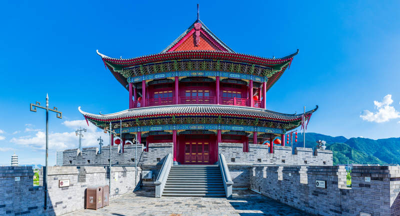 福州闽越水镇古塔楼阁映蓝天图片